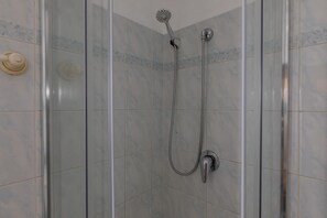 Een douche, een haardroger, een bidet, handdoeken