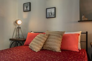 1 slaapkamer, een strijkplank/strijkijzer, gratis wifi, beddengoed