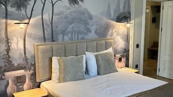 Departamento de lujo, 2 habitaciones, balcón, vista a la ciudad | Ropa de cama hipoalergénica, camas Select Comfort y minibar