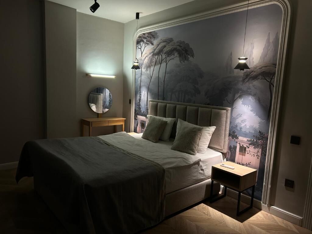 ميني بار وخزنة داخل الغرفة وبديكورات فريدة لكل غرفة وطراز فريد لكل وحدة