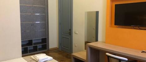 Dobbelt- eller tomannsrom – standard, balkong, byutsikt | Safe på rommet, skrivebord og skrivebord for bærbar PC