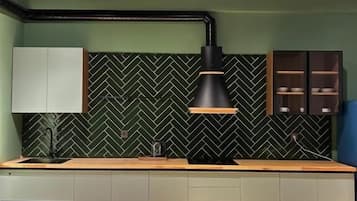 Frigobar, microondas, lavavajillas y cafetera y tetera