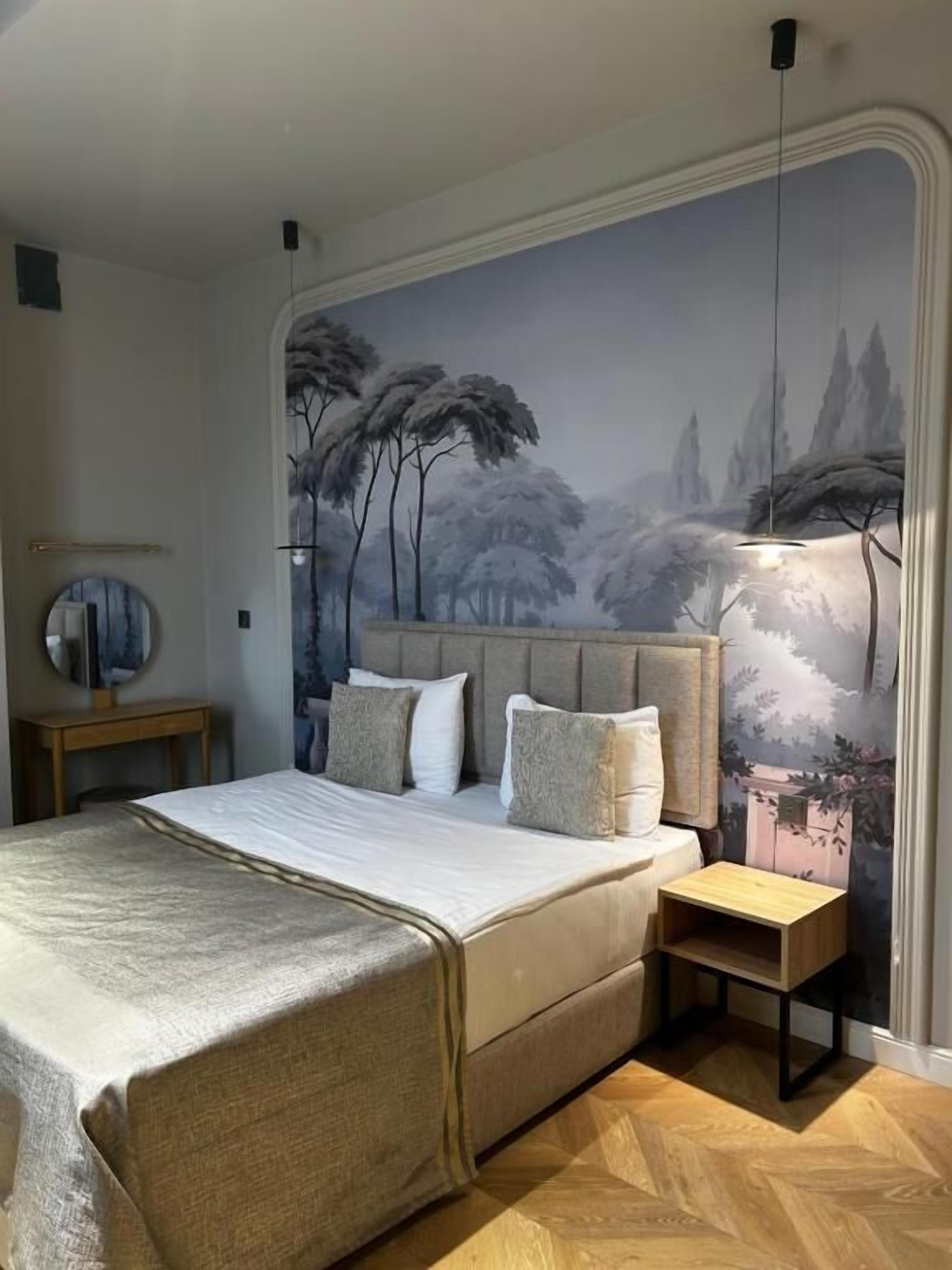 ميني بار وخزنة داخل الغرفة وبديكورات فريدة لكل غرفة وطراز فريد لكل وحدة