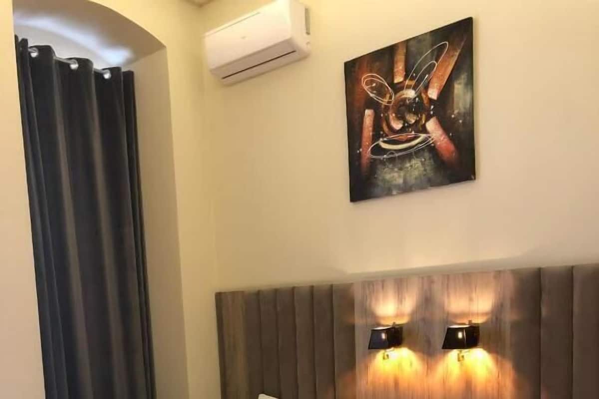 خزنة داخل الغرفة ومكتب ومساحة عمل للكمبيوتر المحمول وستائر تعتيم