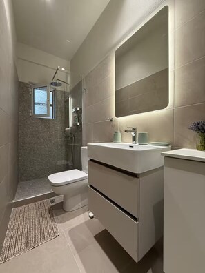 Serviettes fournies, savon, papier toilette