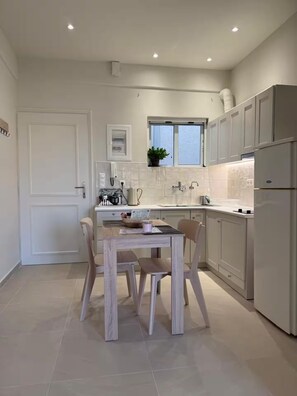 Private kitchen - Downtown by the thermal springs (Loutra Edipsou)