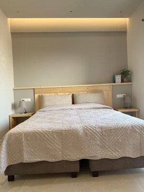 Een strijkplank/strijkijzer, wifi, beddengoed
