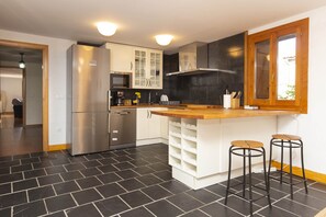 Coffee/tea maker, fridge, microwave, oven - El Mirador House in Jaca (Araguas Del Solano)