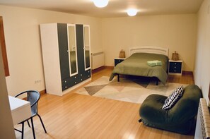 Een bureau, een strijkplank/strijkijzer, gratis wifi, beddengoed