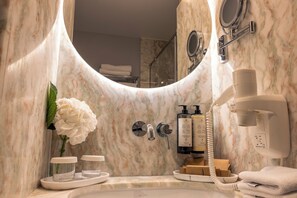 Artículos de tocador gratuitos, secador de pelo, toallas, jabón