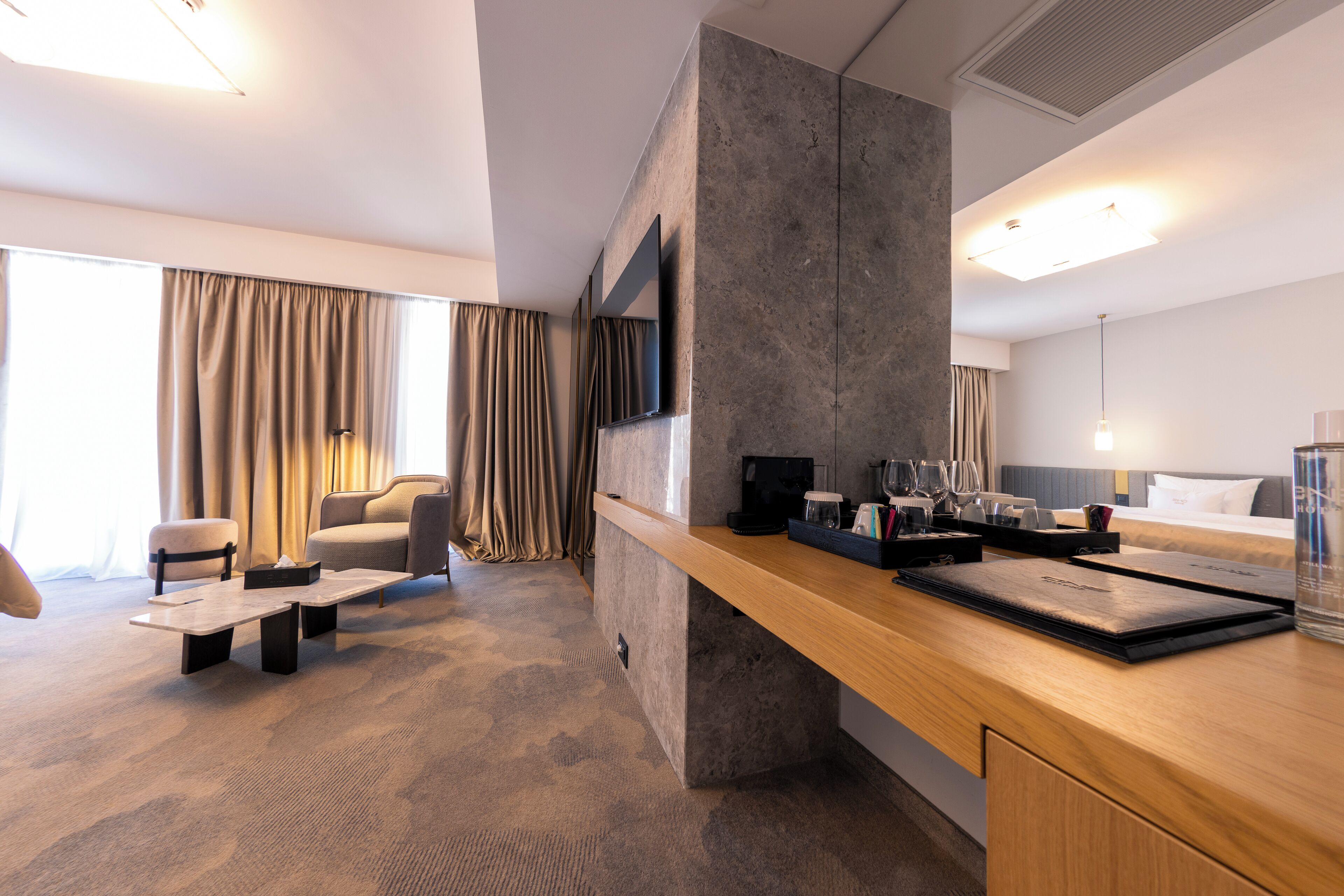 Habitación doble estándar, balcón, vista a la ciudad | Caja de seguridad en la habitación, escritorio y cortinas blackout 