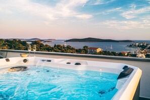Outdoor spa tub - Villa Sevid - Three Bedroom Villa, Sleeps 6 (Ostricka luka)
