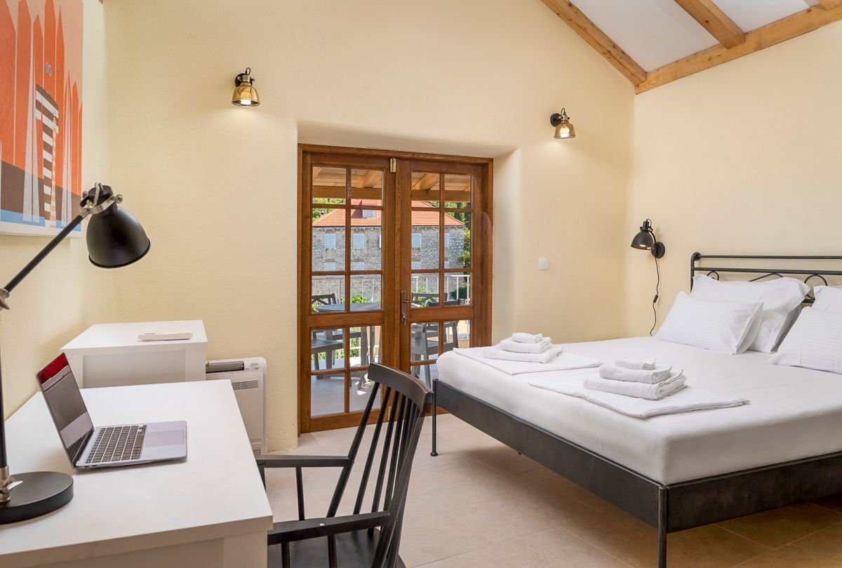 Iron/ironing board, Internet, bed sheets