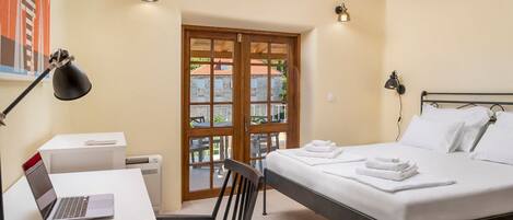 Iron/ironing board, Internet, bed sheets