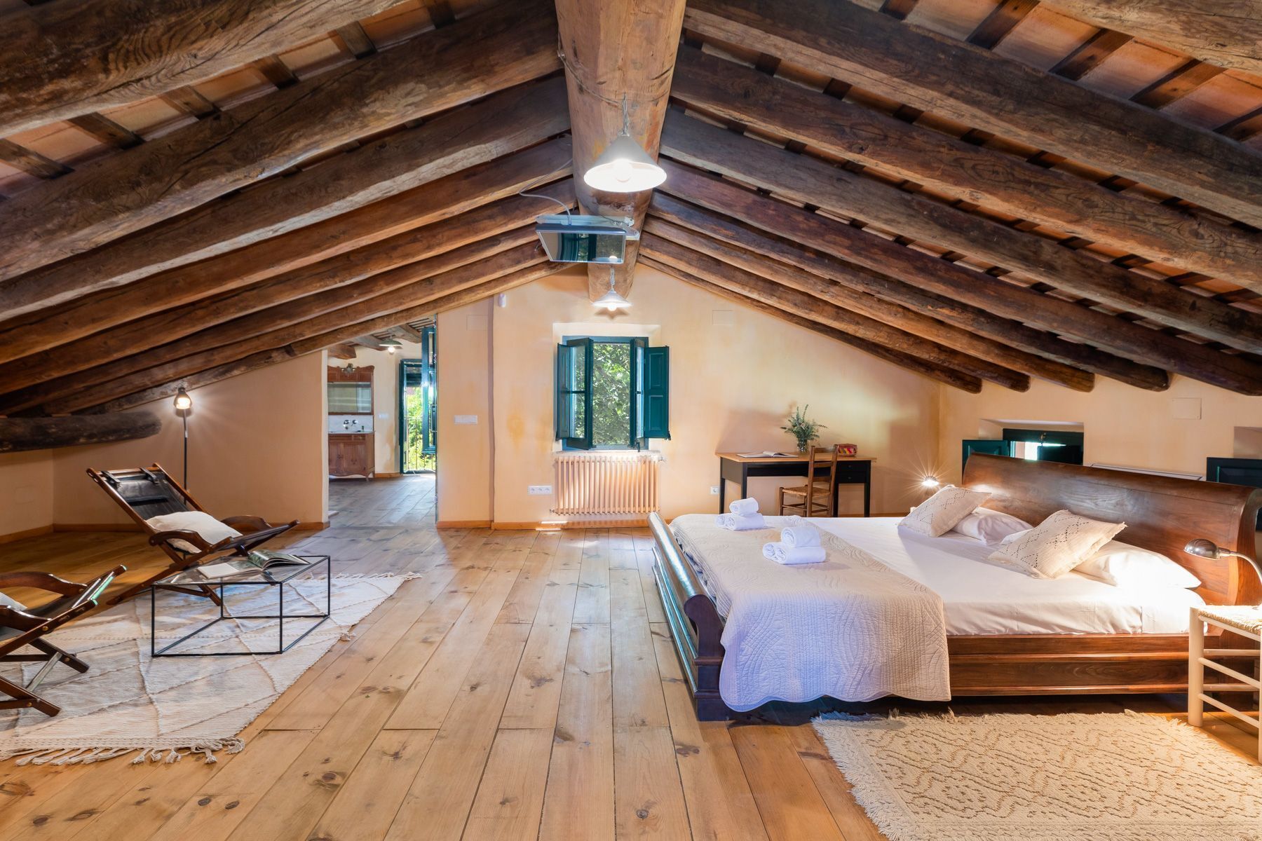 مكواة/لوح كي وخدمة الإنترنت وملاءات أسرّة