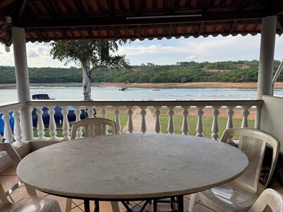 Spacious house on the banks of the Carmo do Cajuru reservoir in Minas Gerais, with a ramp for boats and jet skis.