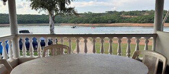 Spacious house on the banks of the Carmo do Cajuru reservoir in Minas Gerais, with a ramp for boats and jet skis.