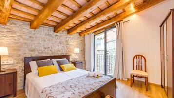 Fer et planche Ă repasser, accĂšs Internet, draps fournis