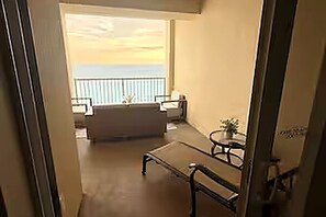 Interior - *5-Star* Grand Panama- Tower 1- Massive Balcony-Beachfront-Gym-Tiki Bar (Panama City Beach)