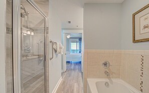 Hair dryer, towels, toilet paper - *5-Star* Grand Panama- Tower 1- Massive Balcony-Beachfront-Gym-Tiki Bar (Panama City Beach)