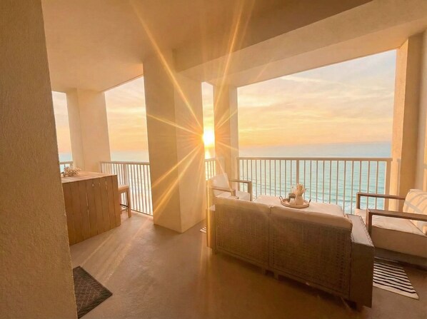 *5-Star* Grand Panama- Tower 1- Massive Balcony-Beachfront-Gym-Tiki Bar ...