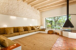Living area - Villa Rodonell - Six Bedroom Villa, Sleeps 16 (Corçà)