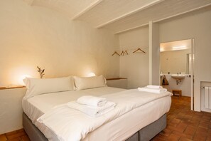 6 bedrooms, iron/ironing board, Internet, bed sheets - Villa Rodonell - Six Bedroom Villa, Sleeps 16 (Corçà)
