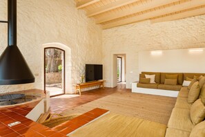Living area - Villa Rodonell - Six Bedroom Villa, Sleeps 16 (Corçà)