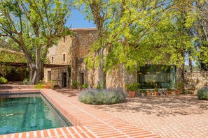 Pool - Villa Rodonell - Six Bedroom Villa, Sleeps 16 (Corçà)