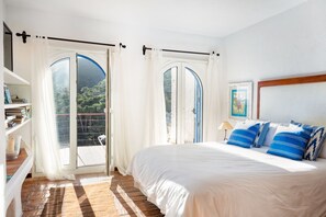 4 bedrooms, iron/ironing board, internet, bed sheets