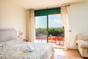 4 bedrooms, iron/ironing board, Internet, bed sheets - Villa Perelada Golf - Four Bedroom Villa, Sleeps 8 (Peralada)