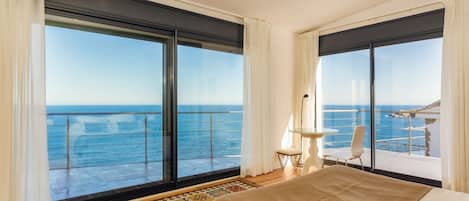 Iron/ironing board, Internet, bed sheets