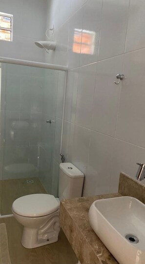 Shower, towels - Furnished house in Praia do Forte for seasonal rental, private pool, Wi-Fi. (Mata de são João)