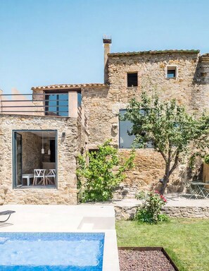 A stone building with a swimming pool, outdoor seating, and a tree. - Villa Sant Pere - Four Bedroom Apartment, Sleeps 8 (Vilopriu)