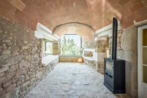 Interior - Villa Sant Pere - Four Bedroom Apartment, Sleeps 8 (Vilopriu)