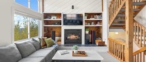 Televisión, chimenea y oficina