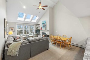 TV, fireplace, offices - Okemo Ski-In/Out Family Retreat | Space for up to 10 (Ludlow)