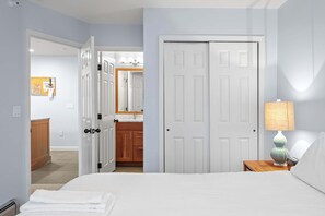 3 bedrooms, WiFi, bed sheets - Okemo Ski-In/Out Family Retreat | Space for up to 10 (Ludlow)