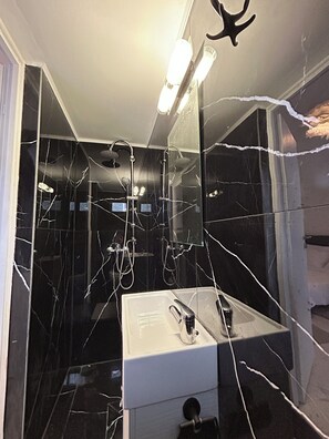 Shower, hair dryer, towels, soap - BH1039 - A -Nektar Studio (7H9J+JXC Latsida, Greece)