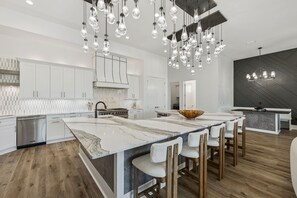 Fridge, microwave, oven, stovetop - Incredible new beach home! Walk to beach and restaurants! (Santa Rosa Beach)