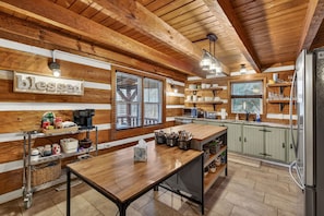 Fridge, microwave, oven, stovetop - Waterfront cabin w/ fireplace,hot tub & BBQ grill (Maurertown)