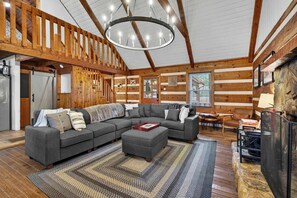 Smart TV, table football - Riverfront w Hot Tub, Game Room, Fire Pit & More (Maurertown)