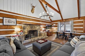 Smart TV, table football - Riverfront w Hot Tub, Game Room, Fire Pit & More (Maurertown)