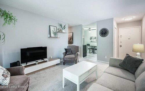 Charming 1-bedroom condo with AC in lively Louisville