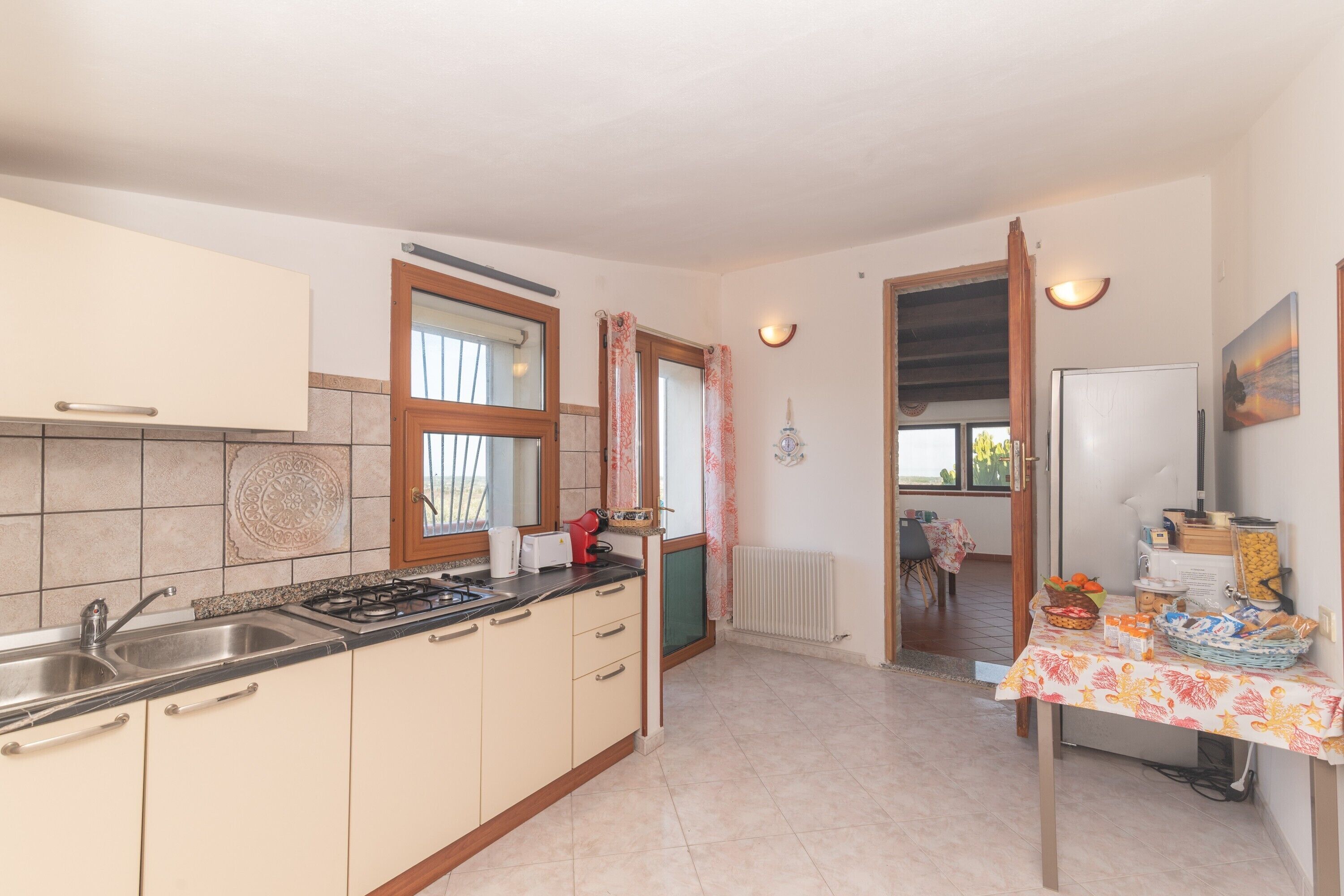 Frigorifero, microonde, piano cottura, macchina per tè/caffè