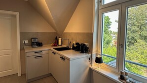 Cafetera y tetera, refrigerador, horno y parrilla de estufa 