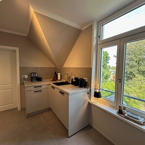 Fridge, oven, stovetop, dishwasher - Riverside residence: old building charm, comfort & water views (Oldenburg)