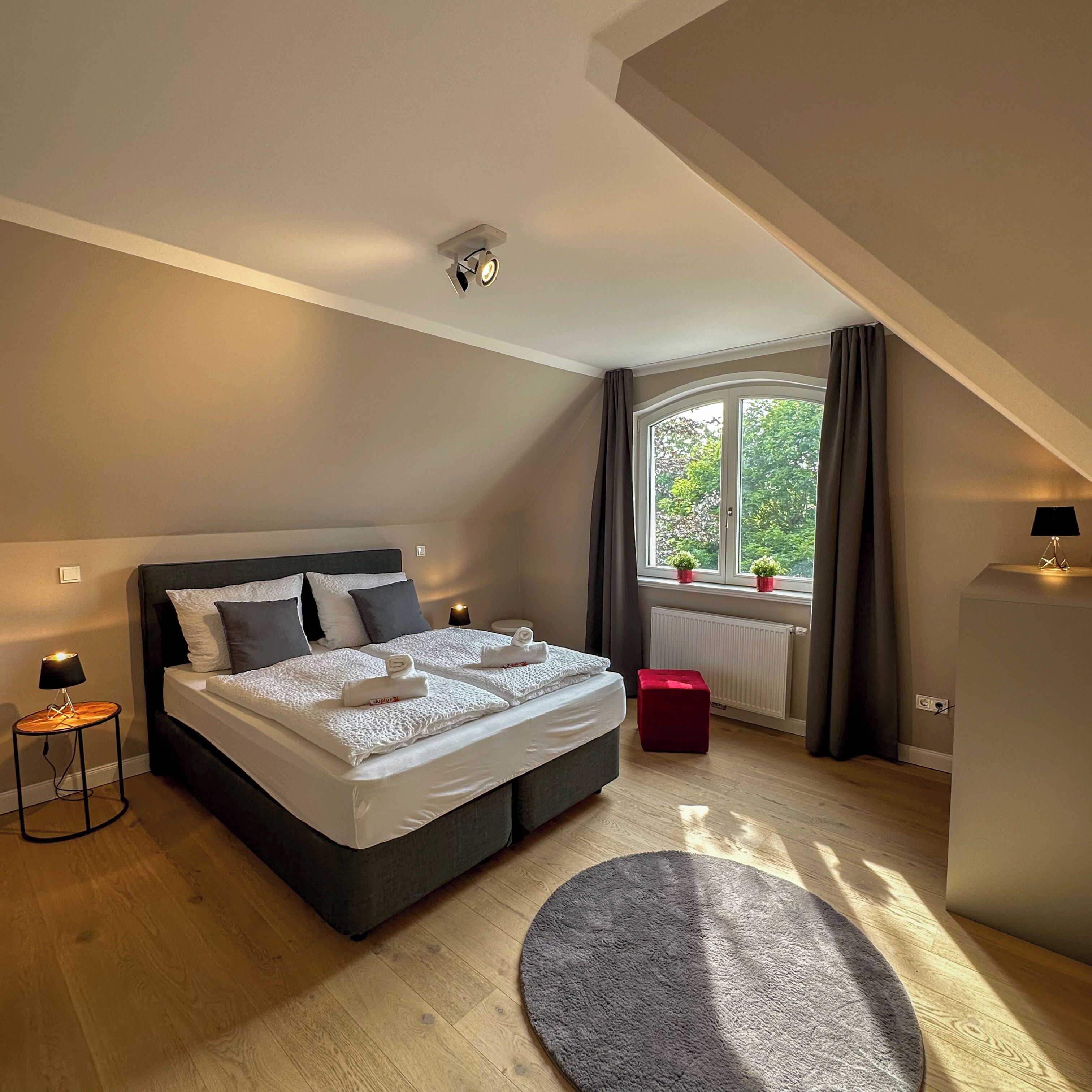 سرير سفر وواي فاي مجانًا وملاءات أسرّة