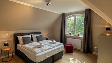 Travel cot, free WiFi, bed sheets