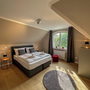 Travel cot, free WiFi, bed sheets - Riverside residence: old building charm, comfort & water views (Oldenburg)